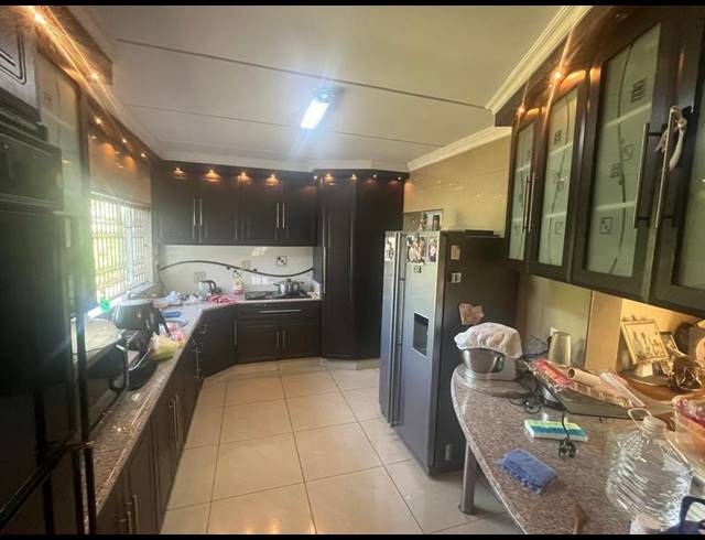 6 BEDROOM HOUSE FOR SALE IN UMHLATHUZANA